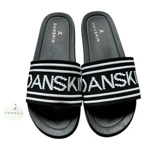 ⭐️NWT⭐️Danskin Black and White Slide Sandals Size 8